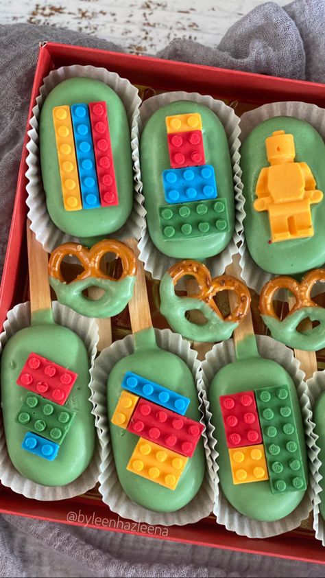 #lego #cakesicles #cakepopsicle Lego Treats Ideas, Lego Cakesicles, Roblox Cakesicles, Teacher Cakesicles, Lego Cakepops, Lego Themed Cake, Lego Cake Pops, Cake Sicles, Chocolate Lego