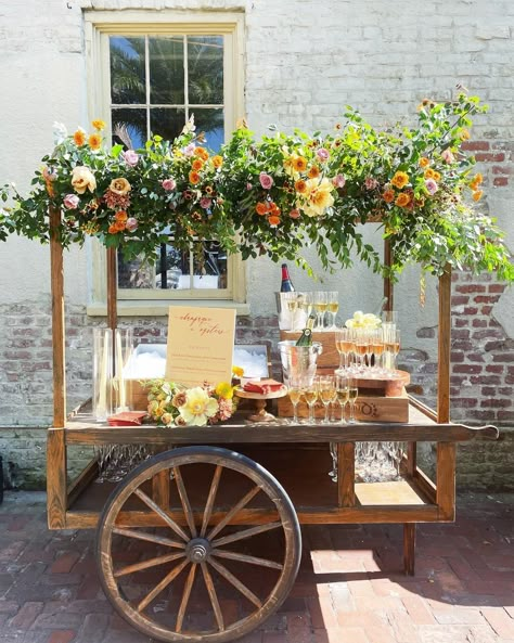 Wedding Standing Tables, Flower Carts Display Ideas, Diy Flower Cart, Flower Cart Ideas, Cafe Cart, Mobile Flower Shop, Flower Carts, Organic Flowers, Wooden Cart