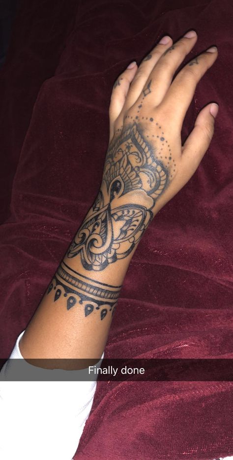 Hand and wrist tattoo Tato Mandala, Mandala Hand Tattoos, Band Tattoos, Tato Henna, Tattoo Trend, Marquesan Tattoos, Ribbon Tattoos, Forearm Sleeve Tattoos, Cat Tattoos