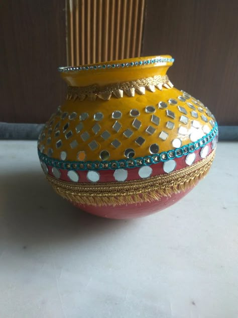 Matki Making Ideas, Matka Painting Designs For Marriage, Diy Matka Decoration, Matki Decoration Ideas For Kids, Navratri Decoration Ideas For Home Diy, Matka Decoration Pots Wedding, Matka Decoration Pots, Pot Decorating Ideas Indian, Matki Decoration Ideas