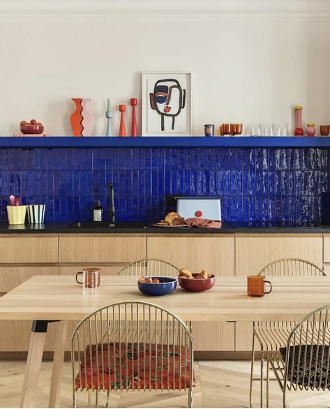 Blue Kitchen Tiles, Accent Wall In Kitchen, Funky Kitchen, Casa Container, Stunning Kitchens, Blue Kitchens, Dream House Decor, Interior Inspo, Elle Decor