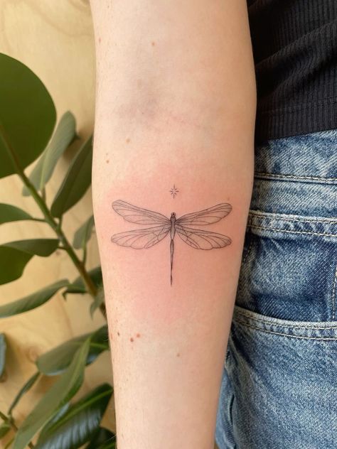 Fineline Dragonfly Tattoo, Dragon Fly Back Tattoo, Cute Dragonfly Tattoo, Dragonfly Chest Tattoo, Butterfly Bush Tattoo, Fineline Flash, Dragonfly Back Tattoo, Dragonfly Line Art, Simple Dragonfly Tattoo