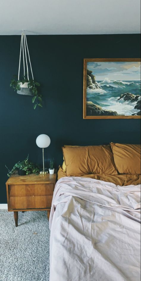 Mcm bedroom, neutral bedding. Dark blue wall. No headboard. Minimal bedroom Bedding With Dark Blue Walls, Bedroom Wall No Headboard, Dark Bedroom Green, Bold Green Bedroom, Minimal Primary Bedroom, Blue Walls Master Bedrooms Decor, Minimal Bedroom Color, Mcm Primary Bedroom, Mcm Wall Colors