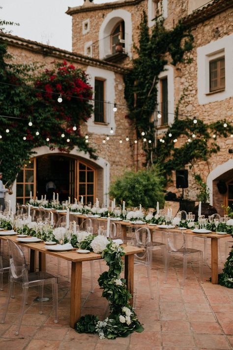 Favor Table Wedding, Hacienda Style Wedding, October Wedding Ideas, Style Hacienda, Wedding Table Planner, Spanish Style Wedding, Favor Table, Wedding Favor Table, Courtyard Wedding