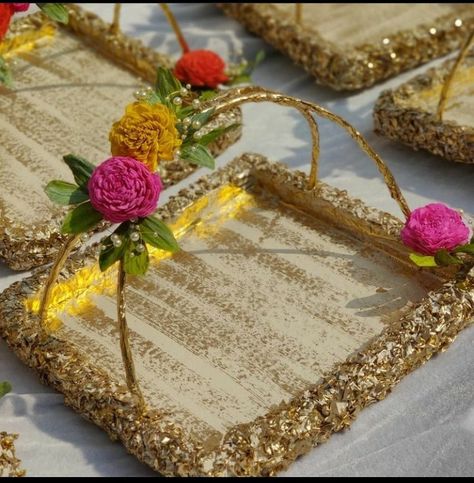 Mehndi Plates Decoration, Indian Wedding Giveaways, Wedding Gift Hampers, Thali Decoration Ideas, Wedding Gift Pack, Creative Wedding Gifts, Bridal Gift Wrapping Ideas, Handmade Wedding Gifts, Wooden Home Decor