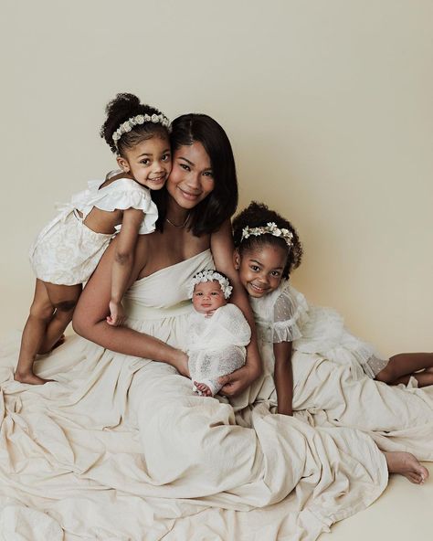 3 Daughters, Mother And Daughters, Maternity Photo Shoot Ideas Black Women With Family, 3 Kids Photoshoot Ideas, Mommy And Me Photoshoot, Black Mom And Daughter Photoshoot, Black Mom And Daughter, Mommy And Daughter Photo Shoot Black, Black Family Photoshoot