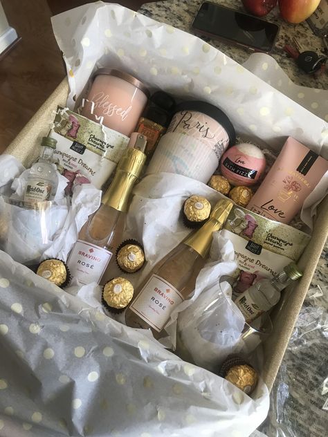 Mimosa Gift Basket, Mimosa Gift, Girl Gift Baskets, Valentine's Day Gift Baskets, Birthday Presents For Friends, Champagne Gift, Birthday Basket, Bff Birthday Gift, Birthday Hampers