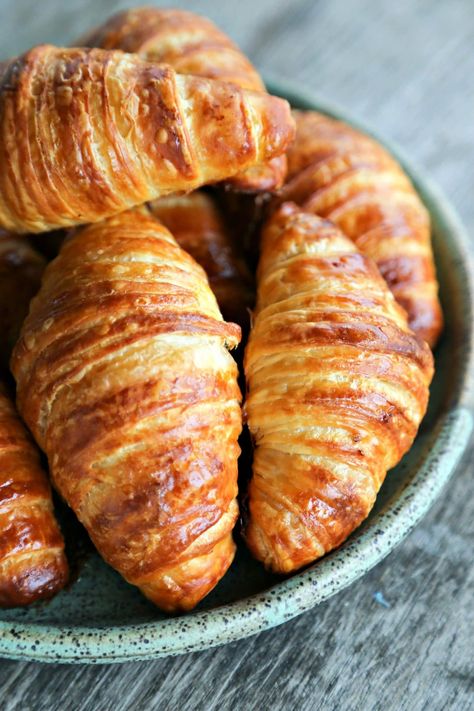 How to Make Croissants: turn your kitchen into a bakery and make perfectly flaky, deep brown, many layered croissants perfect for breakfast, snack, or sandwiches. Homemade Breakfast Bread, Crossiant Recipes, Homemade Croissants, Healthy Bread Recipes, Vegetable Recipe, Breakfast Bread Recipes, Croissant Recipe, Homemade Rolls, Breakfast Bread