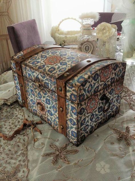 Chalk Paint Fabric, Aluminum Foil Crafts, Painted Wood Chest, Painted Trunk, Decoupage Tutorial, Old Trunks, Fairy House Diy, Diy Storage Boxes, Antique Trunk