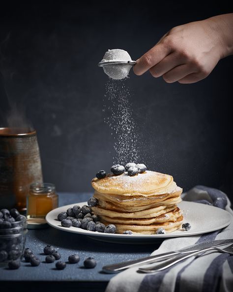 Raspberry Pancakes, Butter Burgers, Food Photography Dessert, Moody Food Photography, Dark Food Photography, American Pancakes, Tasty Pancakes, Think Food, Photographing Food