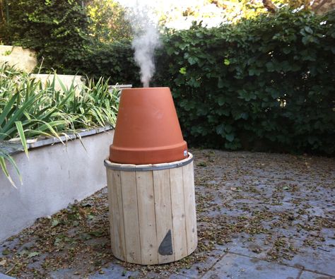 I built my smoker using two plant pots the burner inside  is a stainless steel bucket and the exterior wood  pot in is made of old pallets Homemade Smokers, Diy Gas Fire Pit, Diy Smoker, Smoker Plans, Outdoor Smoker, Diy Heater, Homemade Smoker, Fire Pit Party, Homemade Barbecue