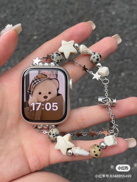 Apple Watch Customization, Apple Watch Strap Aesthetic, Apple Watch Charm Bracelet, Apple Watch Decoration, Apple Watch Beaded Bands, Aesthetic Apple Watch Bands, Styling Apple Watch, Apple Watch Rings, Apple Watch Bands Aesthetic