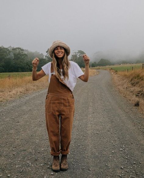 Camp Overalls Outfit, Ranch Women Outfit, Bib Overalls Outfits, Duluth Overalls Outfit, Cargarte Overalls Outfit, Tan Overalls Outfit Fall, Hiking Overalls Outfit, Patagonia Overalls Outfit, Overalls Outfit Brown