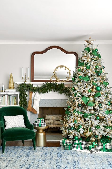 35 Pretty Christmas Living Room Ideas to Get You Ready for the Holidays Green Christmas Decorations, Green Christmas Tree Decorations, Cardboard Christmas Tree, Cozy Christmas Living Room, Frosted Christmas Tree, Gold Christmas Decorations, Christmas Tree Inspiration, Christmas Decorations Living Room, Flocked Christmas Trees