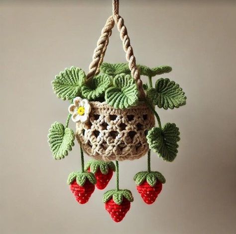 Crochet Plants And Flowers, Diy Strawberry Decorations, Crochet Strawberry Plant, Strawberry Room Decor, Cute Crochet Strawberry, Crochet Room Decor, Strawberry Room, Nature Crochet, Crocheted Strawberry