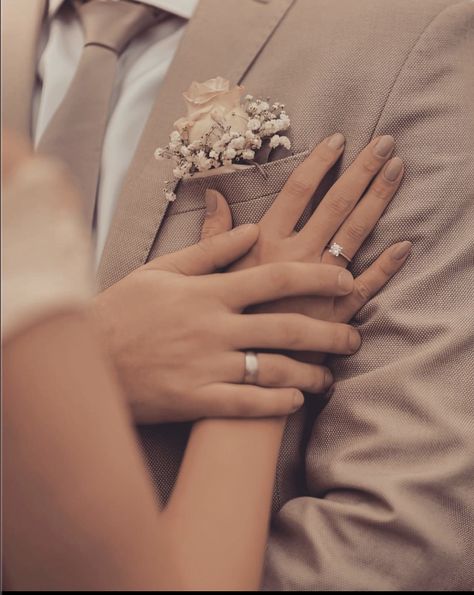 Engagement Estetic, Wedding Photos Of Rings, Wedding Day Pictures Must Have Wedding Photography, Engagement Rings Photoshoot Ideas, Small Wedding Picture Ideas, Wedding Photo Ideas Bride And Groom Creative, Wedding Photo Ideas Details, Civil Wedding Pictures Ideas, Wedding Details Picture