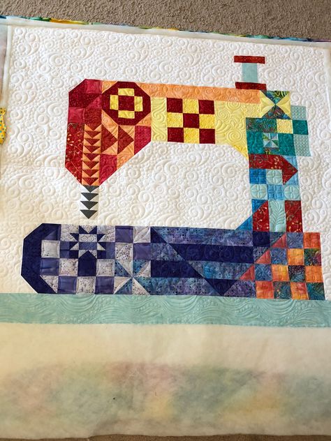 Stitch Happens sewing machine quilt Quilt With Sewing Machine, Sewing Macine Art, Stitch Happens Quilt Pattern, Sewing Machine Quilt, Cross Stitch Sewing Theme, Sewing Machine Mini Quilt, Singer Patchwork Sewing Machine, Motion Ideas, Simple Quilt