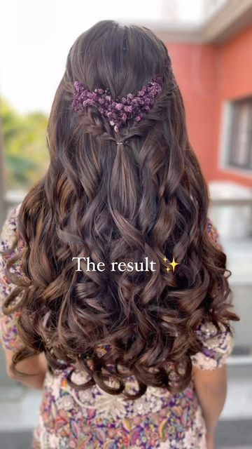 Open Hairstyles With Flowers, Hair Styles For Lehenga Indian Weddings, Hairstyle For Marriage Function, Open Hairstyles For Bride, Hairstyle For Marriage, Gown Hairstyle Indian, Hair Styles For Lehenga, Wedding Hairstyles Straight Hair, Front Hairstyles For Open Hair