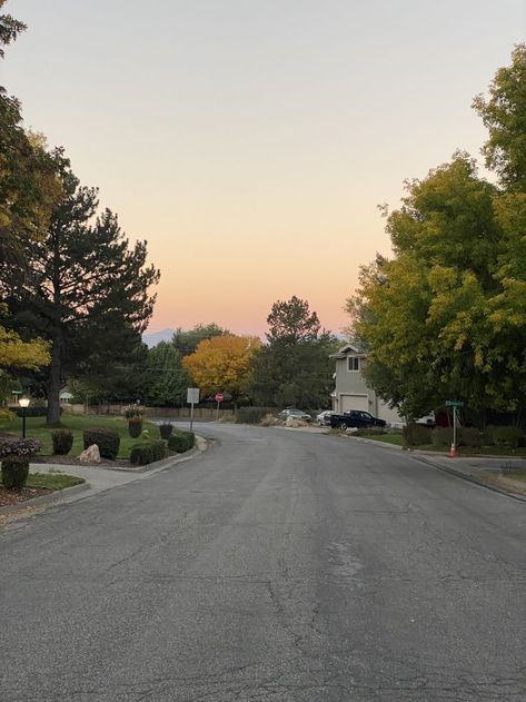 American Neighbourhood, Suburbia Aesthetic, Suburban Lifestyle, Neighborhood Aesthetic, American Neighborhood, Massachusetts Aesthetic, Life In Usa, Angel Meditation, Canada Pictures