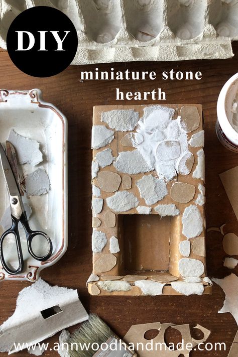 make miniature stone texture using cardboard and egg cartons Egg Carton Stone Wall, How To Make A Mini House Out Of Cardboard, Fairy Dollhouse Furniture, Rustic Dollhouse Ideas, Cardboard Furniture Dollhouse, Dollhouse Stone Exterior Diy, Mineratures Diy, Miniature Living Room Diy, Miniature Scenes Diy