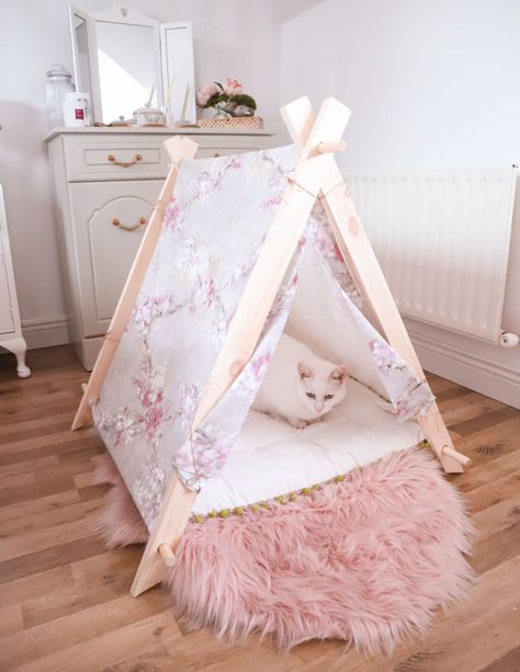 Diy Pet Teepee, Sew Cat Collar, Diy Cat Tent How To Make, Sewing For Cats Diy Projects, Diy Covered Cat Bed, Diy Cat Teepee, Cat Tent Diy, Diy Pet Furniture, Diy Cat Collar