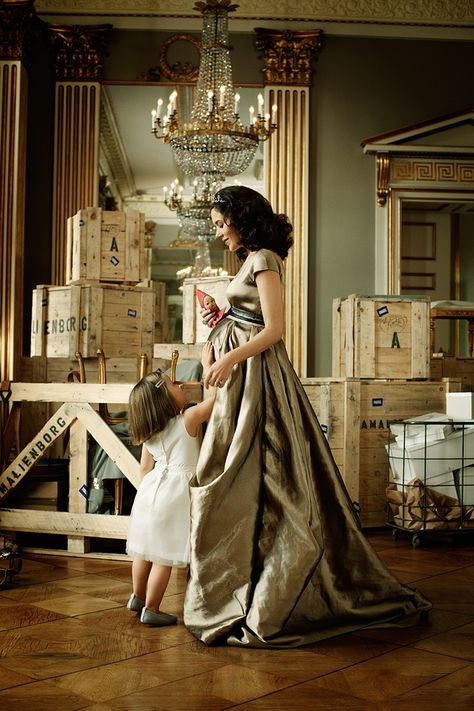 Vogue Germany. HRH prince Frederick and HRH princess Mary with children. Royal family photographed for German Vogue by Marc Hom, retouch by Werkstette. Kroonprinses Mary, Princess Isabella, Mary Donaldson, Prince Frederik Of Denmark, Denmark Royal Family, Prince Frederick, Princess Marie Of Denmark, Mary Of Denmark, Danish Royalty