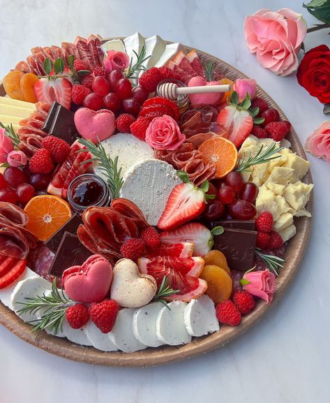 Valentines Platter Ideas, Meat Charcuterie Board Ideas, Cheese And Meat Charcuterie Board, Pink Charcuterie, Best Charcuterie Board Ideas, Best Charcuterie Board, Graze Board, Charcuterie Board Diy, Charcuterie Appetizers