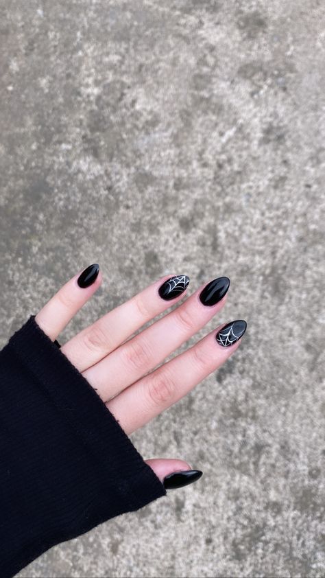 Spider Web Nail Design Short, Nails For Fall Almond Shape, Spiderweb Gel Nails, Black Silver Halloween Nails, Short Almond Acrylic Nails Design Black, Black Nails Inspiration Almond, Simple Spider Web Nails, Black Nail Spiderweb, Black Acrylic Nails Spiderweb