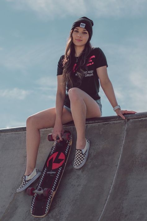 Vans Sneakers Outfit, Holding A Skateboard, Skate Girl Outfit, Skater Photoshoot, Skater Poses, Skate Tattoo, Skater Chick, Vans Collection, Chick Outfit