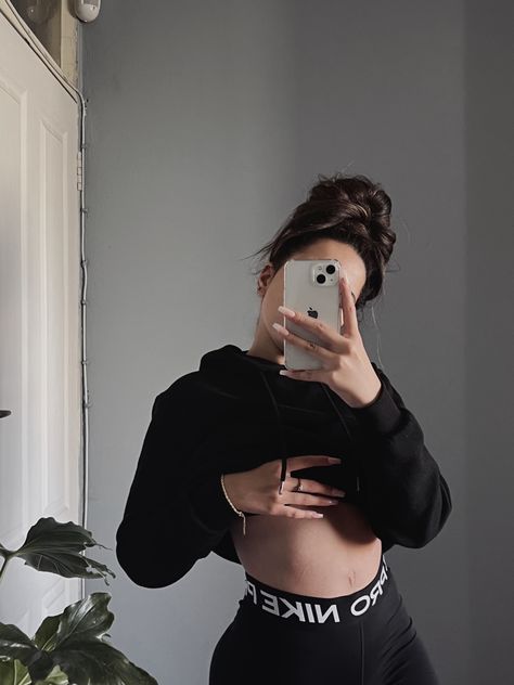 Black Nike Shirt Outfit, Nikeproshorts Outfit, Nike Pros Under Sweatpants, Nike Pro Under Sweatpants Outfit, Nike Pro Shorts Outfit Aesthetic, Outfits With Nike Pros, Nike Leggings Outfit, Nike Pro Shorts Outfit, Nike Pro Outfit