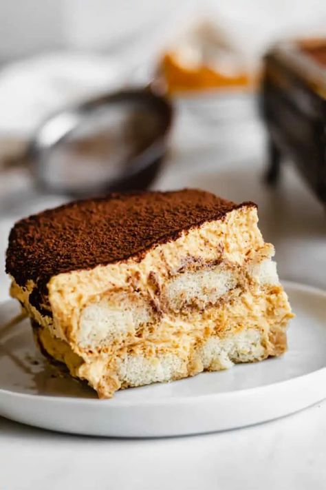 A fun fall twist on a classic Italian dessert, this Pumpkin Chai Tiramisu has chai dipped lady fingers, creamy pumpkin mascarpone and is topped with cinnamon and cocoa powder. Authentic Tiramisu Recipe, Classic Tiramisu Recipe, Best Tiramisu Recipe, Gluten Free Tiramisu, How To Make Tiramisu, Food Composition, Jar Cake, Pumpkin Swirl Cheesecake, Classic Tiramisu