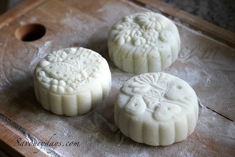 Snowskin Mooncake, Cake And Tea, Cottage Cake, Mooncake Recipe, Eating Around The World, Moon Cakes, Asian Dessert, Asian Food Recipes, Cookie Business