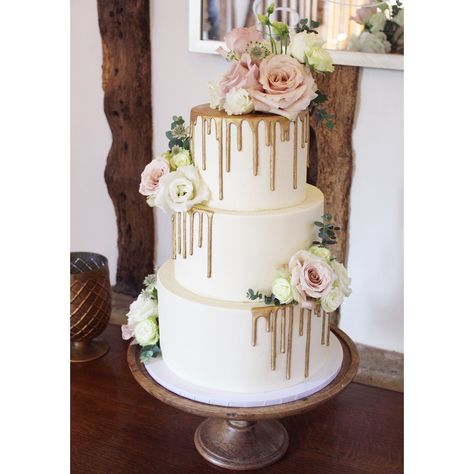 Gold Drip Wedding Cake With Flowers, White And Gold Tier Cake, Drip Wedding Cake Ideas, Gold Drip Wedding Cake, Wedding Cake Drip, Gold And White Wedding Cake, Drip Wedding Cake, White And Gold Cake, Gold And White Cake