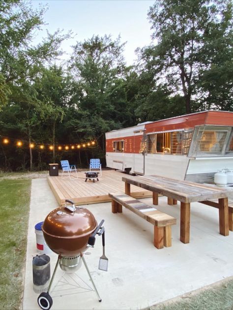 Airstream Outdoor Space, Small Airbnb Ideas Backyard, Caravan Airbnb, Airbnb Trailer, Rv Airbnb, Trailer Airbnb, Camper Airbnb, Airstream Airbnb, Airstream Bar