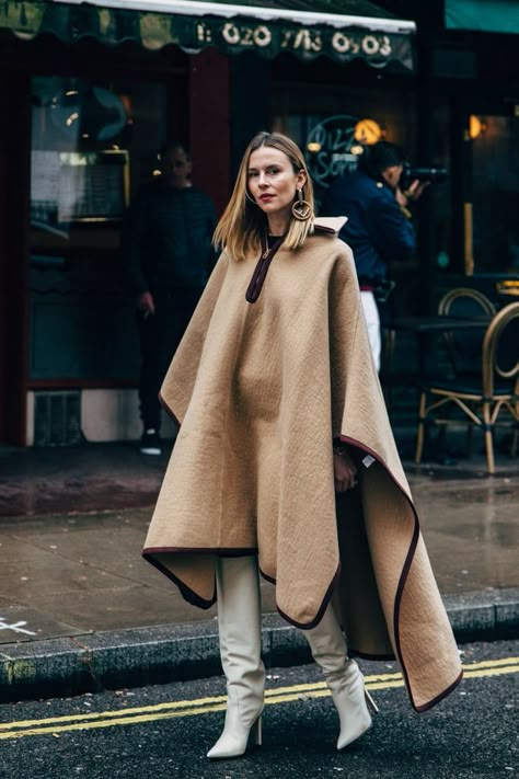 London Fashion Week Day 4 Cape Outfits For Women, Pancho Outfit, Cape Coat Outfit, London Outfits, Fashion Advisor, London Fashion Week Street Style, Poncho Coat, Iranian Women Fashion, London Outfit