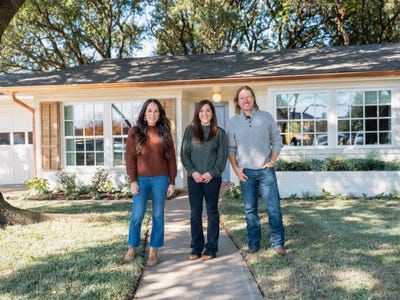 Chip and Joanna Gaines transformed 1950s ranch into chic dream home 1960 Ranch House Remodel, 1950s Ranch House Exterior, Remodeled Ranch Style Homes, 1970s Ranch House Remodel, Ranch Style Homes Exterior Remodel, Ranch House Remodel Interior, 1950s Ranch Remodel, White Ranch House, Small Ranch Style Homes