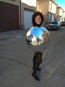 El mundo de Gemma: Disfraz bola disco. Fiebre del sábado noche Bola Disco, Ball Skirt, John Travolta, Disco Ball, Christmas Bulbs