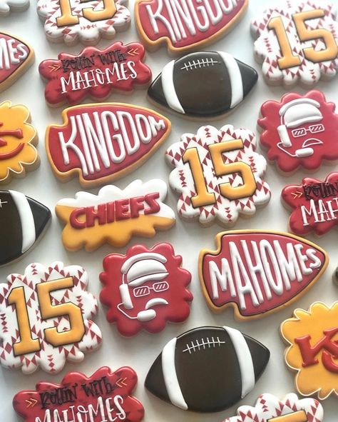 Chiefs Snacks, Football Themed Food, Super Bowl Cookies, Royal Icing Cookies Recipe, Designer Cookies, Football Banquet, Football Cookies, Cookie Decorating Party, Chocolate Wedding Favors