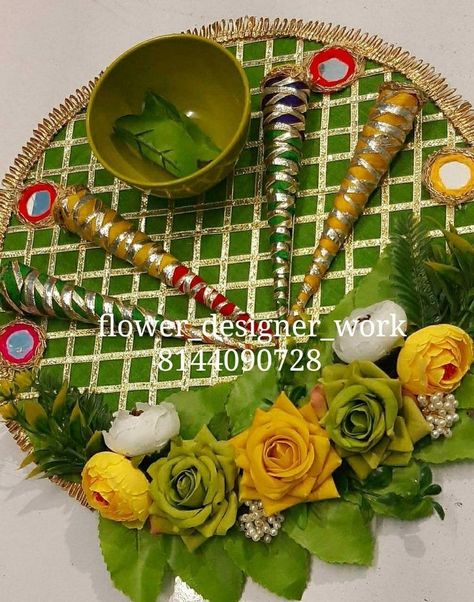 Mehandi Thaal Ideas, Mahendi Tray Decoration Ideas, Haldi Mehandi Platter, Haldi Platter Decoration Ideas At Home, Mehandi Platter Ideas, Haldi Mehndi Plate Decoration, Teej Sinjara Decoration, Mehendi Platter Decoration, Haldi Plate Decoration Ideas At Home