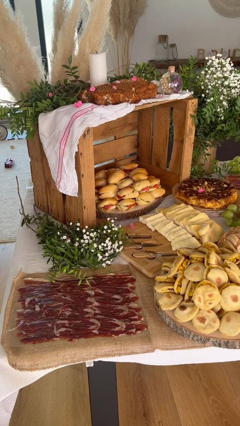 Food Display Table, Buffet Set Up, Appetizer Display, Rustic Buffet, Buffet Catering, Decoration Buffet, Food Set Up, Catering Food Displays, Buffet Table Decor