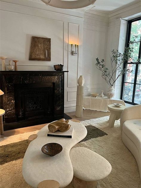 Athena Calderone, White Couch, Parisian Interior, Apartment Decor Inspiration, Dream House Interior, Apartment Inspiration, Living Room Inspo, A Living Room, Apartment Interior