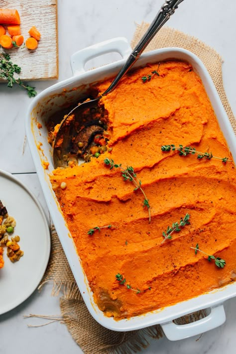 AMAZING Sweet Potato Lentil Shepherd's Pie! 10 ingredients, quick + easy methods, SO satisfying! #vegan #sweetpotato #lentil #plantbased #shepherdspie #thanksgiving #recipe #glutenfree #minimalistbaker Lentil Shepherds Pie, Potato Shepherd's Pie, Lentil Sweet Potato, Sweet Potato Toppings, Shepherds Pie Recipe, Vegan Christmas Recipes, Potato Toppings, Minimalist Baker, Food Vegetarian