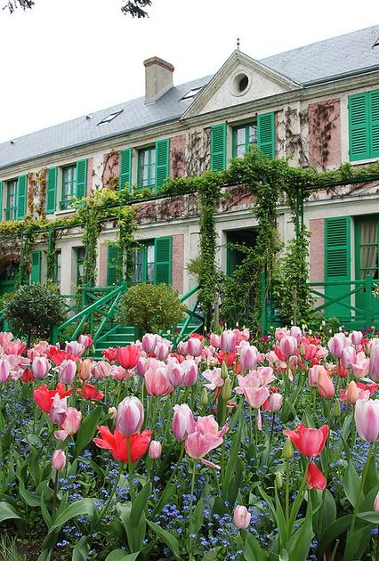 Visit Monet's House and Gardens (Maison et Jardins de Claude Monet) in Giverny, France. Claude Monet Giverny, Claude Monet House, Monet Giverny, Kids Fairy Garden, Giverny Monet, Monet Garden Giverny, Giverny France, House Yard, Spring Trip