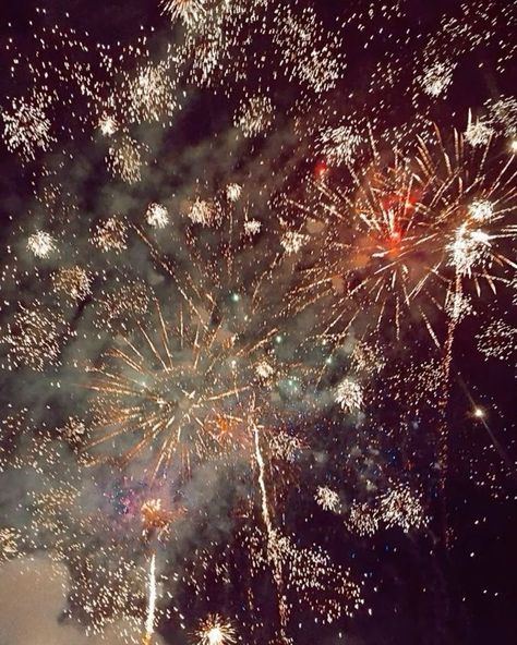 Fourth Of July Aesthetics, Fireworks Aesthetic Pictures, New Years Fireworks Aesthetic, Cute Firework Pictures, Yoimiya Wallpaper Aesthetic, Fire Work Aesthetic, New Years Asethic, New Year Fireworks Aesthetic, New Years Day Aesthetic