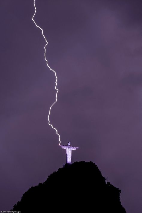 Rio De Janeiro, Christ The Redeemer Wallpaper, John In The Bible, Christian Wallpaper For Men, Cool Jesus, Religious Wallpaper, The Gospel Of John, Purple Skies, Catholic Wallpaper