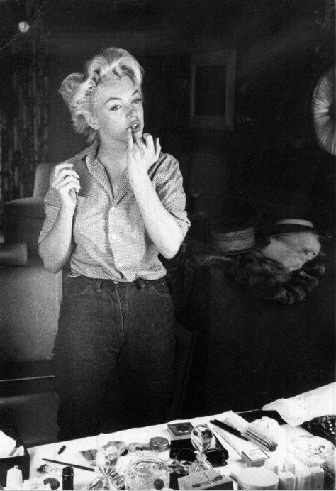 Marilyn In Fox Dressing Room Getting Ready For The Grey Fur Photo Session With Milton Greene Marilyn Monroe Fan Art, Rare Marilyn Monroe, Milton Greene, Joe Dimaggio, Richard Avedon, Marilyn Monroe Photos, Norma Jean, Actrices Hollywood, Norma Jeane