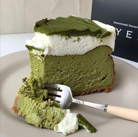 Matcha Cake, Green Cake, Matcha Green, Cute Desserts, Greens Recipe, Pretty Cakes, Cafe Food, Pretty Food, Cute Food