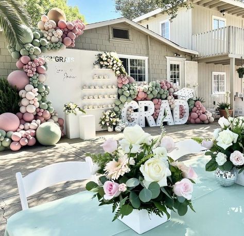 Floral Centerpieces For Graduation Party, Graduation Welcome Table, Graduation Party Ideas Pastel Colors, Big Graduation Party, Baylor Grad Party, Grad Party Floral Theme, Grad Party Venue Ideas, Girls Grad Party Ideas, Love Shack Fancy Graduation Party