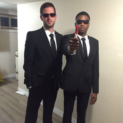 Here are the best last minute Halloween costumes for guys. This Men In Black costume is so easy to recreate Men In Black Costume, Kostuum Halloween, Fest Temaer, Men Party, Diy Kostüm, Homemade Halloween Costumes, Halloween Men, College Halloween, Black Costume