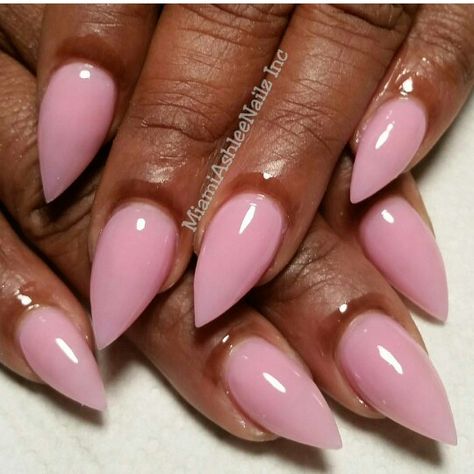 Spring Pointy Nails, Short Pink Stilleto Nails, Nail Ideas Pointy Shape, Stellitoes Nails Short, Stelito Nails Short, Short Pink Stiletto Nails, Pink Short Stiletto Nails, Short Stelltos Nails, Small Stiletto Nails